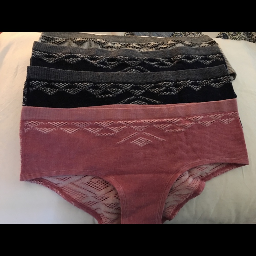 Victoria’s Secret NWOT HipHuggers L 4pr